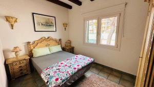 Tempat tidur dalam kamar di Villa acogedora Cambrils Playa