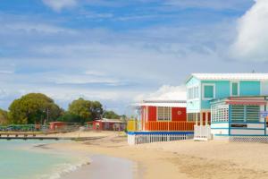 uma fila de casas coloridas na praia em Tropical Retreat Apt steps away from Combate Beach em Boquerón