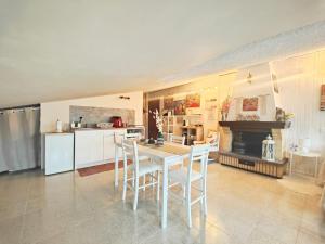 una cucina con tavolo, sedie e piano cottura di O' Frechete! a Sulmona