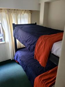 マル・デル・プラタにあるHotel Cancillerのベッドルーム1室(二段ベッド2台、窓付)が備わります。