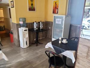 a restaurant with a table and a coffee machine at Hotel Canciller in Mar del Plata