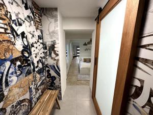 聖胡安的住宿－Urban-Styled Apartment in Santurce，房屋的走廊,有瓷砖墙