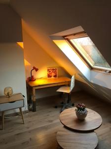 Camera mansardata con scrivania e finestra. di Repos du Cocher a Grez-Doiceau