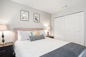 um quarto com uma cama branca e um armário branco em Capital Retreat: Idyllic 2BD, 1BA Gem in Springfield Medical District! em Springfield