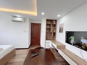 sala de estar con cama y TV en Riverside house Quận Phú Nhuận 7, en Ho Chi Minh