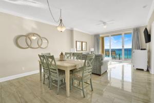 - une salle à manger et un salon avec une table et des chaises dans l'établissement Ocean Reef 808, à Panama City Beach