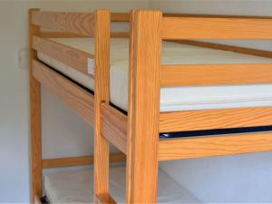 サラヴァにあるMaison Salavas, 3 pièces, 6 personnes - FR-1-382-32の木製の二段ベッド(木製の棚付)