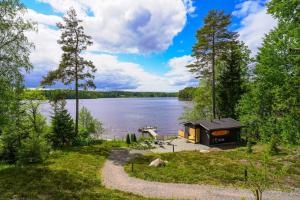 una cabaña a orillas de un lago en Villa Ritva - Modern - Lakefront - Hot Tub en Hyvinkää