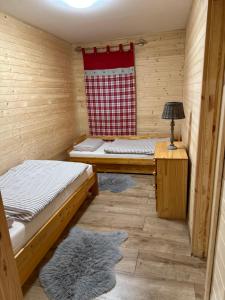 ein kleines Zimmer mit 2 Betten und einem Fenster in der Unterkunft Chata Očovan in Zvolen