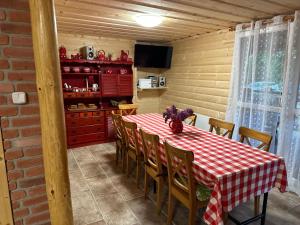 une salle à manger avec une table et des chaises rouges et blanches dans l'établissement Chata Očovan, à Zvolen