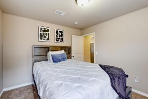 1 dormitorio con 1 cama grande en una habitación en Central Parkway Home en Norman