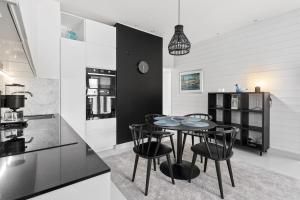 uma cozinha com mesa e cadeiras num quarto em Charming Riverside House with Terrace em Turku