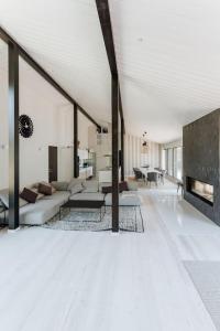 - un salon avec des canapés et une cheminée dans l'établissement Stay North - Villa Lovo - Perfect Island Retreat, à Espoo