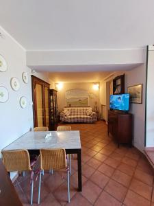 Gest Short Rent Siena 5 في سيينا: غرفة معيشة مع طاولة وكراسي وسرير