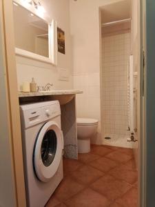 a bathroom with a washing machine and a toilet at Gest Short Rent Siena 5 in Siena