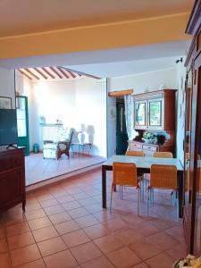 a dining room with a table and chairs at Gest Short Rent Siena 5 in Siena