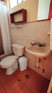 y baño con aseo y lavamanos. en Hatun Wasi Huaraz, en Huaraz