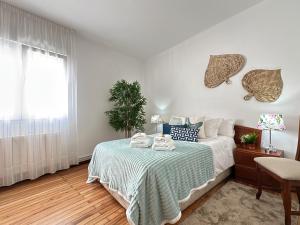 1 dormitorio con 1 cama con manta verde en Casa Marino, en Cambados