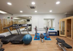 un gimnasio con cintas de correr y equipos de ejercicio en una habitación en Flamingo Beach Resort - Adults Recommended, en Benidorm