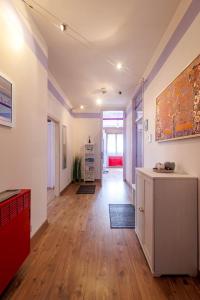 una sala de estar vacía con suelo de madera y un pasillo en REVO Apartments - Casa Viola, en Berbenno di Valtellina