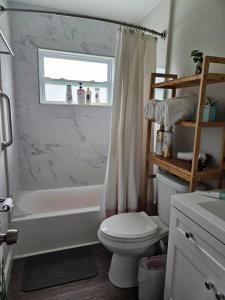 Koupelna v ubytování 3 bedroom Casa Azul in Historic Northwood Hills + 31 fotografií