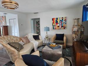 Posezení v ubytování 3 bedroom Casa Azul in Historic Northwood Hills