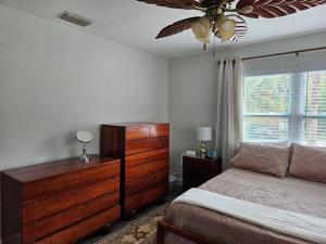 Postel nebo postele na pokoji v ubytování 3 bedroom Casa Azul in Historic Northwood Hills