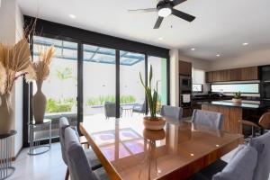 Χώρος καθιστικού στο Casa 4 recamaras, alberca, terraza y club playa.