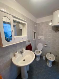 La salle de bains est pourvue d'un lavabo, de toilettes et d'un miroir. dans l'établissement Trullo Pinto, à Locorotondo