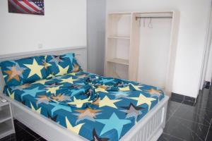 Una cama con estrellas en una habitación en Studio moderne avec Balcon en Pointe-Noire