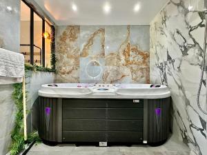 תמונה מהגלריה של 150 de Grey Studio pour 2 avec SPA, Vue sur mer בלה טריניטה