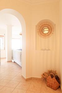 a hallway with a room with a mirror on the wall at Casa da Maria - T1 perto da praia do Baleal com piscina in Ferrel