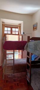 Habitación con 2 literas y ventana en Hostel The Little House Backpakers en La Paz