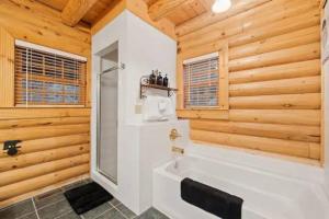 Ένα μπάνιο στο Firefly Lodge, hot tub, games, mountain views +50 φωτογραφίες