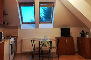 Kuchyň nebo kuchyňský kout v ubytování Zöld Orom Apartman Lakás