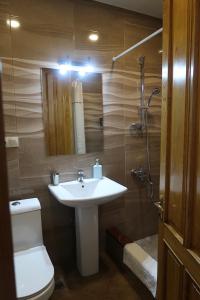 uma casa de banho com um lavatório, um WC e um chuveiro em guest house Merci em Tbilisi