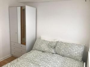 Schlafzimmer mit einem Bett, einer Kommode und einem Spiegel in der Unterkunft May Disc - Long Stay - Contractors in Bristol