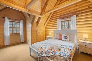Ένα ή περισσότερα κρεβάτια σε δωμάτιο στο Firefly Lodge, hot tub, games, mountain views