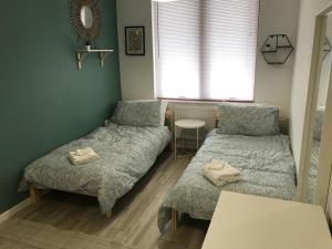 um quarto com duas camas e uma mesa e uma janela em June Disc - Long Stay - Contractors em Bristol