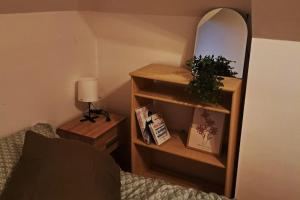 Knihovna v apartmánu + 15 fotografií