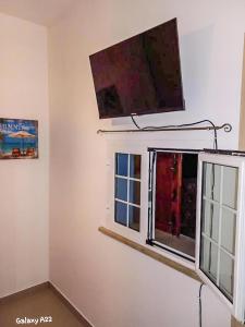 sala de estar con TV y ventana en Case Vacanze Gnocchi en Trappeto