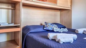 a bedroom with a bunk bed with towels on it at Case Vacanze Gnocchi in Trappeto