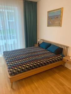 - une chambre avec un grand lit dans l'établissement Apartment Viesturdārz, à Riga