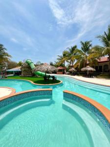 - Piscina en el complejo con tobogán de agua en Paradise Resort, en Los Santos