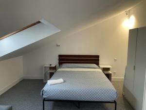 um quarto com uma cama num quarto em C9 Magnífico apartamento en zona tranquila em Madri