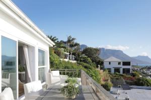 un balcón de una casa con vistas al océano en Beach House - Number 49, en Ciudad del Cabo