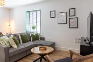 a living room with a couch and a table at Stunning two bedroom in city centre in Southampton