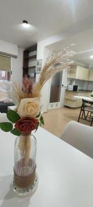 a vase with a white rose in it on a table at Estudio Petrer in Petrer