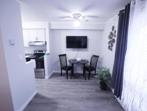 Televisyen dan/atau pusat hiburan di Newly renovated suite