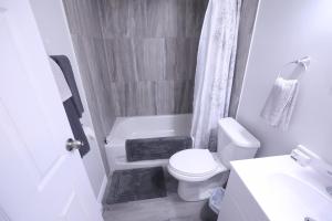 Bilik mandi di Newly renovated suite +4 gambar